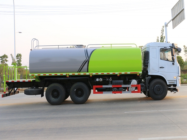 國(guó)六D3L后八輪19.3噸灑水車